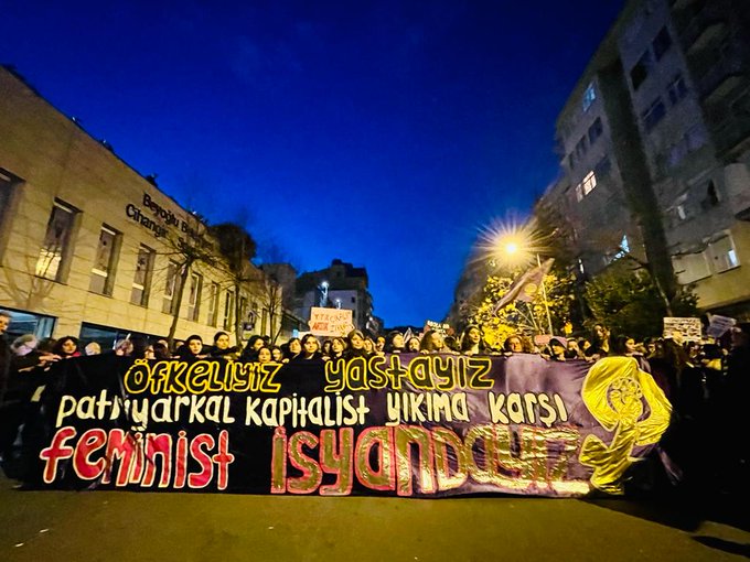 Kadınlar engellere rağmen toplandı: Öfkeliyiz, yastayız, isyandayız